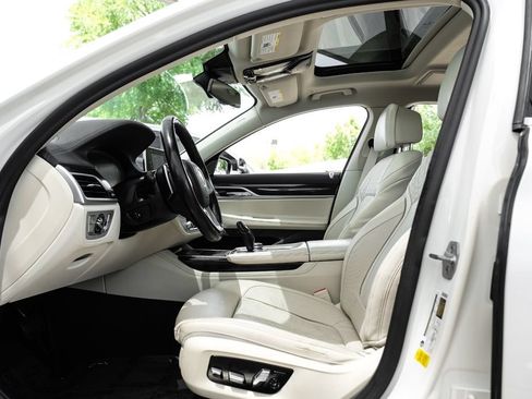 Used 2020 BMW 740i w/ Premium Package RWD image 3