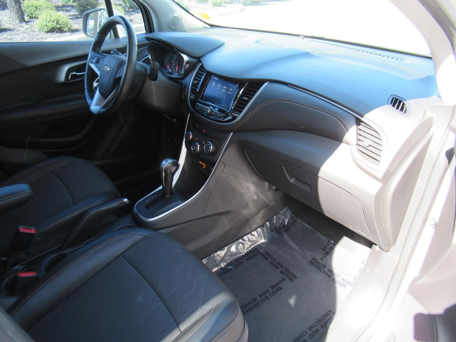 Used 2020 Chevrolet Trax LT w/ LT Convenience Package FWD image 11