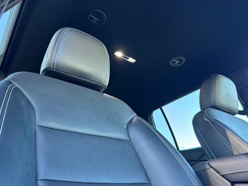 Used 2025 Chevrolet Traverse LT FWD image 21