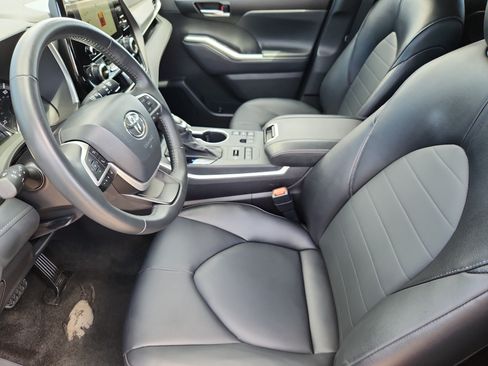 Used 2025 Toyota Highlander XLE AWD/4WD image 9