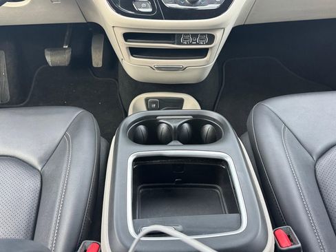 Used 2024 Chrysler Pacifica Touring-L FWD image 17