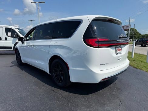 Used 2026 Chrysler Pacifica Select FWD image 5