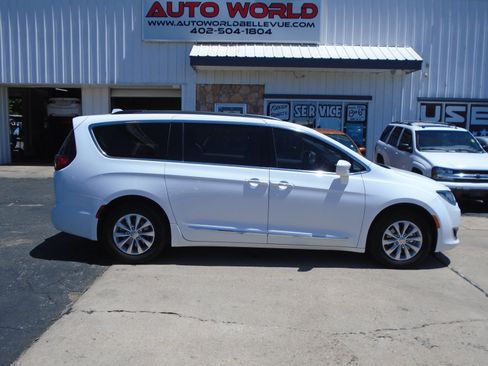Used 2017 Chrysler Pacifica Touring-L FWD image 1