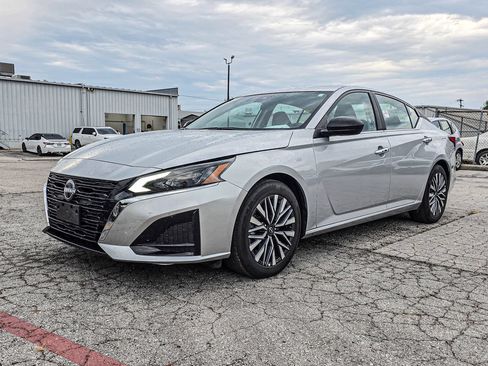 Used 2025 Nissan Altima 2.5 SV FWD image 3