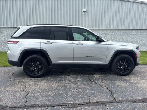 Used 2024 Jeep Grand Cherokee Altitude AWD/4WD image 16