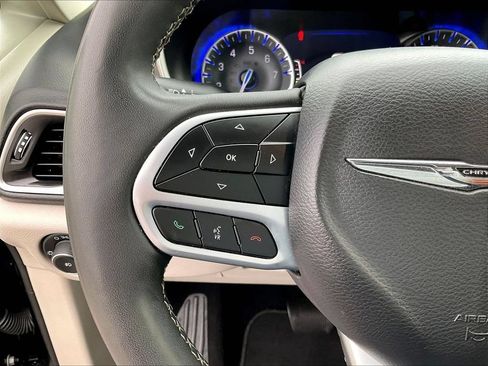 Used 2023 Chrysler Pacifica Touring-L FWD image 19