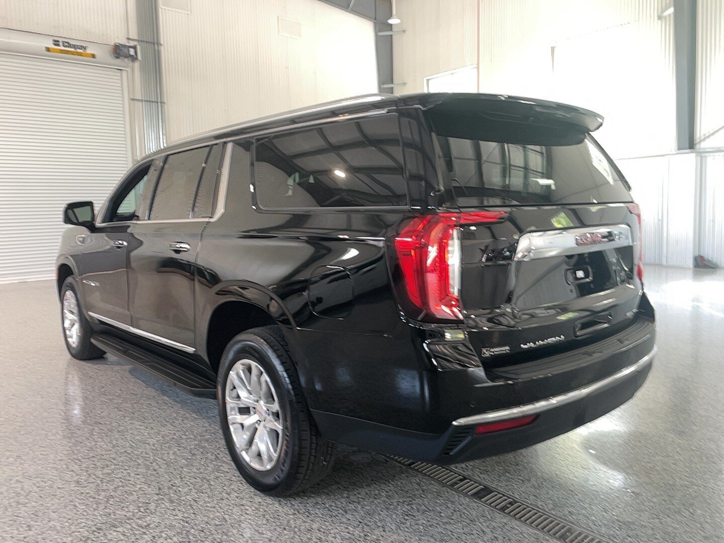 Used 2023 GMC Yukon XL SLT w/ SLT Premium Package AWD/4WD image 24