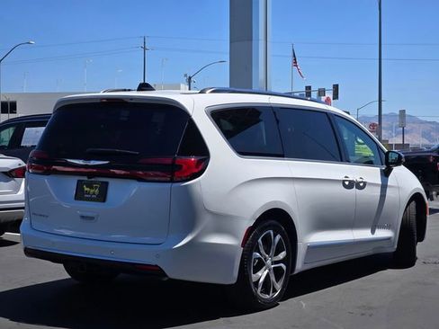 New 2026 Chrysler Pacifica Pinnacle w/ Trailer Tow Group FWD image 4