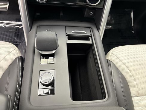 Used 2025 Land Rover Discovery Dynamic SE AWD/4WD image 23