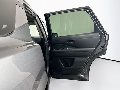 Used 2025 Nissan Pathfinder SV FWD image 31