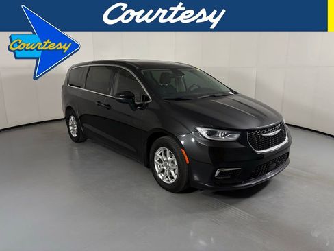 Used 2023 Chrysler Pacifica Touring-L FWD image 1