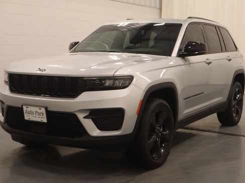 Certified 2023 Jeep Grand Cherokee Altitude AWD/4WD image 6