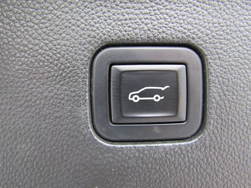 Used 2019 Buick Enclave Essence FWD image 19