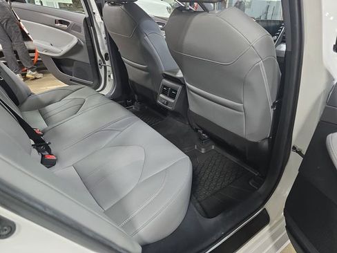 Used 2022 Toyota Avalon XLE FWD image 13