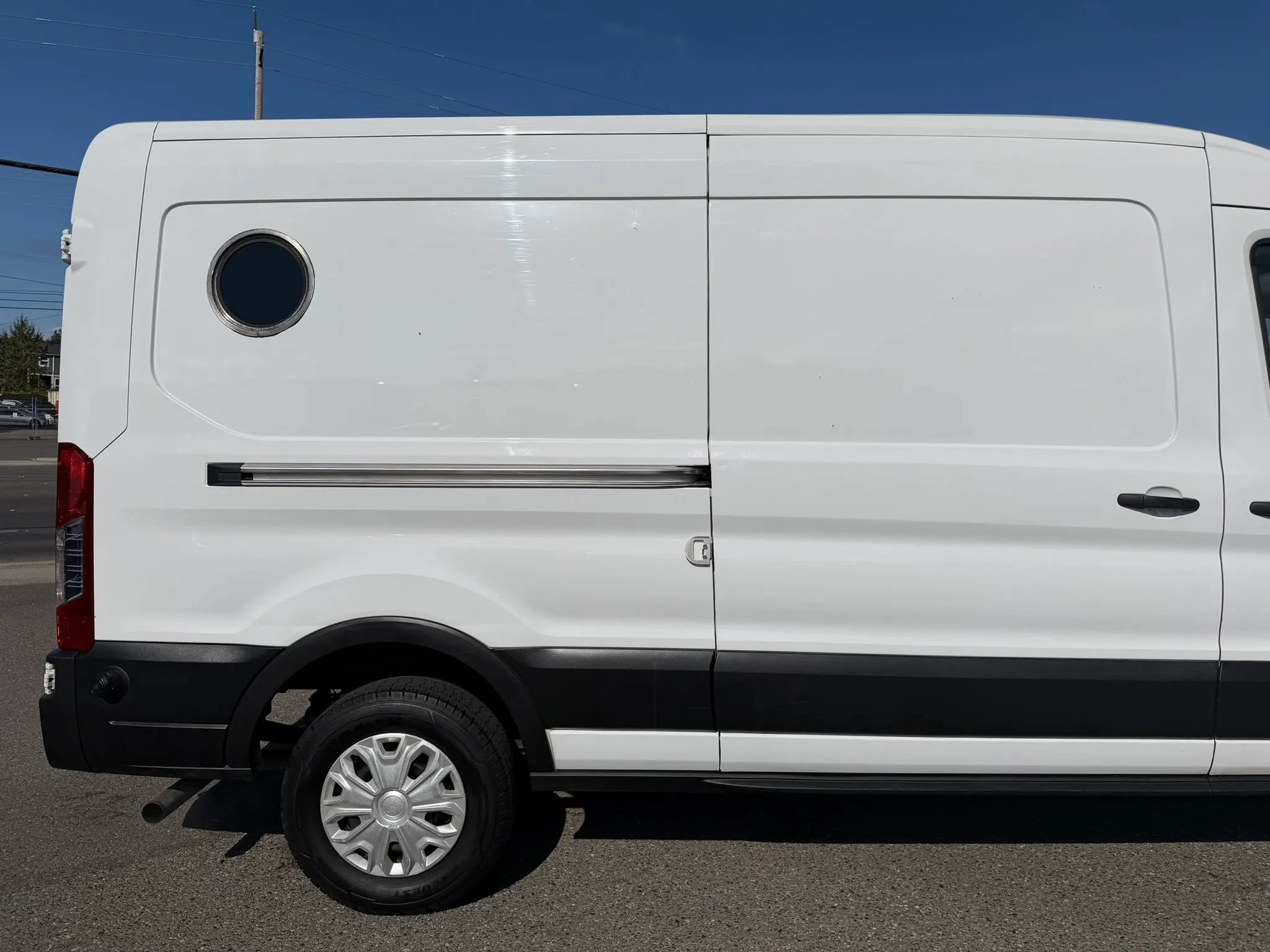 Used 2023 Ford Transit 250 Medium Roof w/ Exterior Upgrade Package RWD image 5
