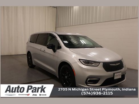 Used 2024 Chrysler Pacifica Touring-L image 1