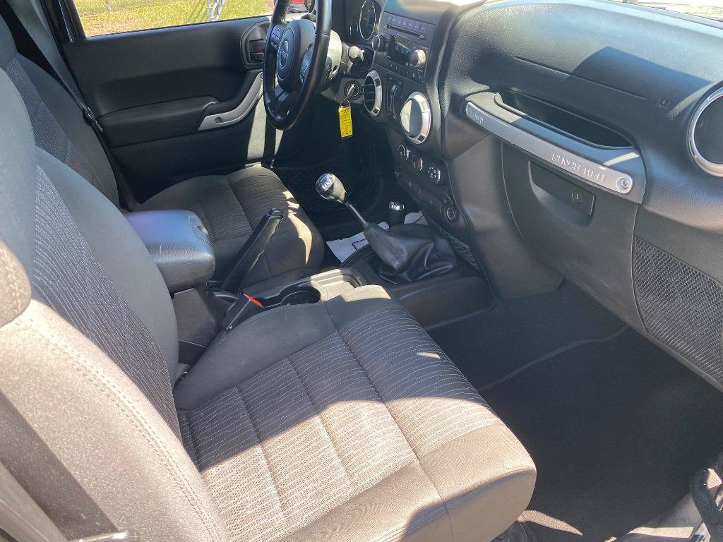 Used 2012 Jeep Wrangler Unlimited Sahara w/ Connectivity Group AWD/4WD image 22
