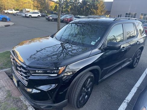 Used 2025 Honda Pilot Sport image 3