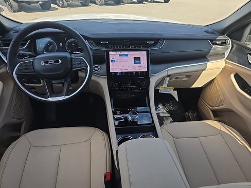 New 2025 Jeep Grand Cherokee Limited image 17