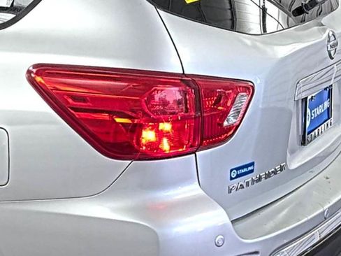 Used 2018 Nissan Pathfinder SV AWD/4WD image 10