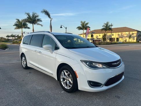 Used 2018 Chrysler Pacifica Touring-L Plus w/ Tire & Wheel Group FWD image 7