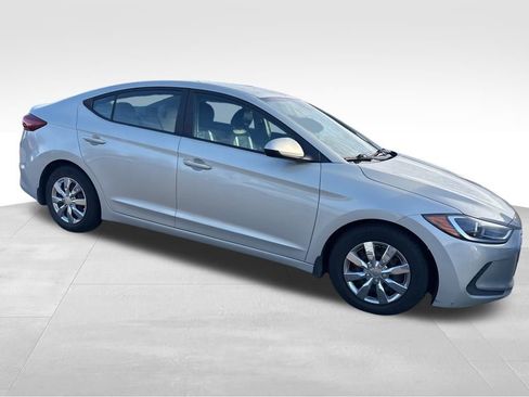 Used 2017 Hyundai Elantra SE image 8