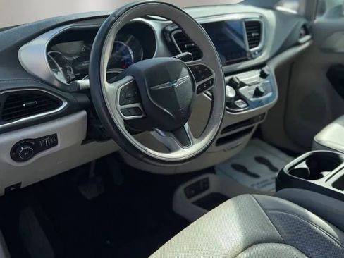 Used 2017 Chrysler Pacifica Platinum FWD image 10