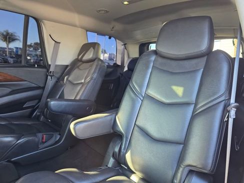 Used 2019 Cadillac Escalade Premium Luxury image 21