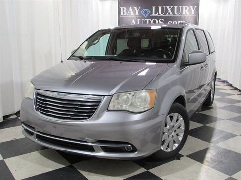 Used 2014 Chrysler Town & Country Touring image 3