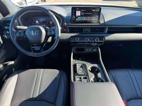 Used 2025 Honda Pilot Black Edition image 16