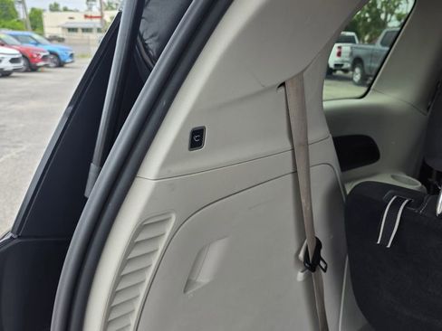 Used 2022 Chrysler Voyager LX FWD image 12