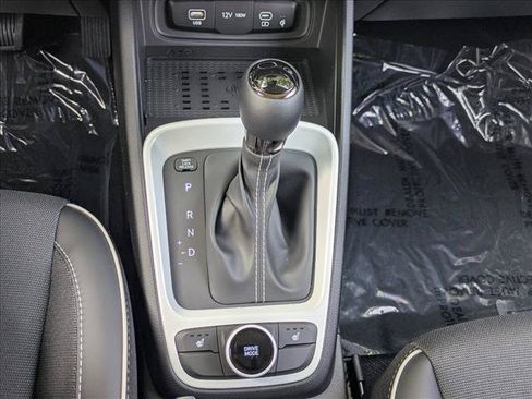 Certified 2025 Hyundai Venue Limited FWD image 15