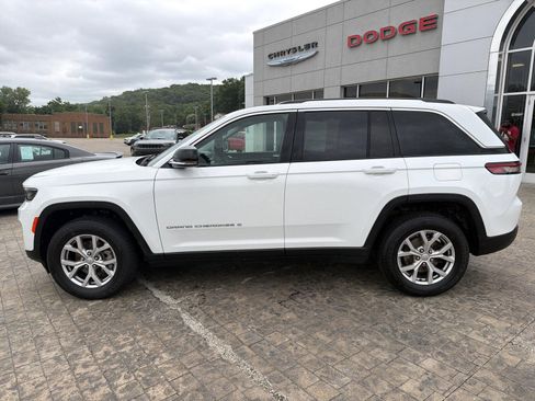 Used 2022 Jeep Grand Cherokee Limited w/ Trailer Tow Prep Group (B) AWD/4WD image 5