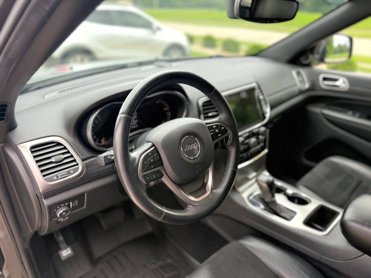 Used 2019 Jeep Grand Cherokee Laredo w/ Laredo X Package AWD/4WD image 11