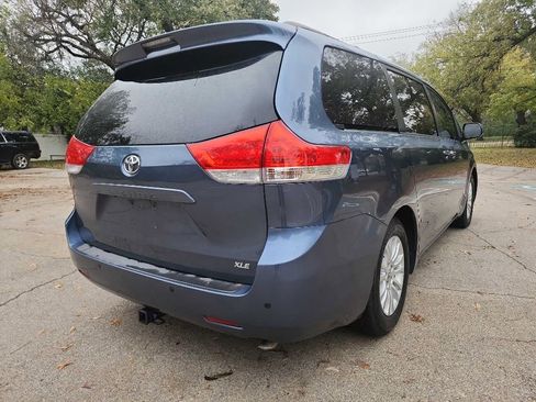 Used 2014 Toyota Sienna XLE image 10