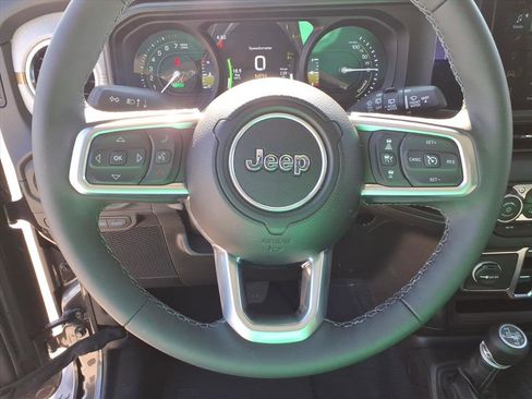 Used 2025 Jeep Wrangler Unlimited Sahara AWD/4WD image 24