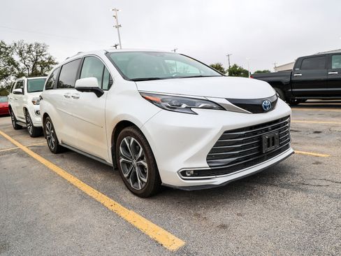Used 2025 Toyota Sienna Platinum image 6
