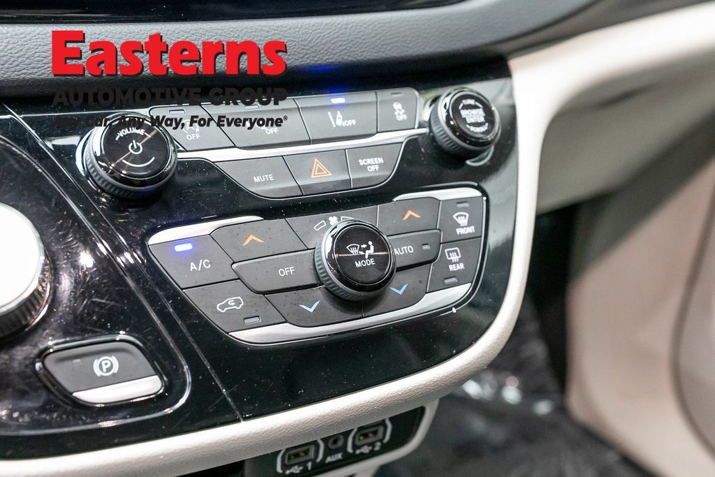 Used 2023 Chrysler Pacifica Touring-L FWD image 20