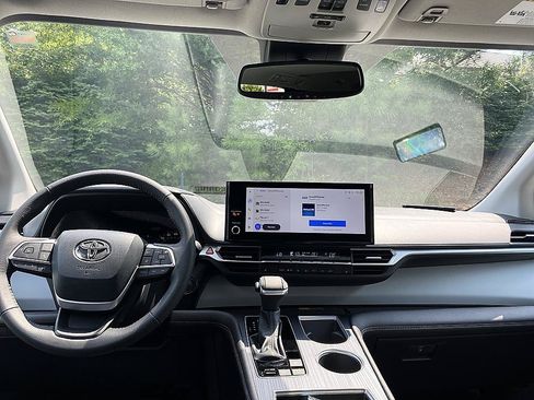 Certified 2026 Toyota Sienna XLE FWD image 22