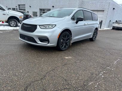 Used 2023 Chrysler Pacifica Limited w/ Uconnect Theater Family Group