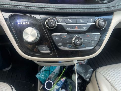 Used 2018 Chrysler Pacifica Limited w/ Advanced Safetytec Group FWD image 13