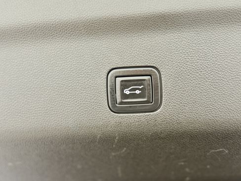 Used 2021 Chevrolet Suburban Premier w/ Premium Package image 11