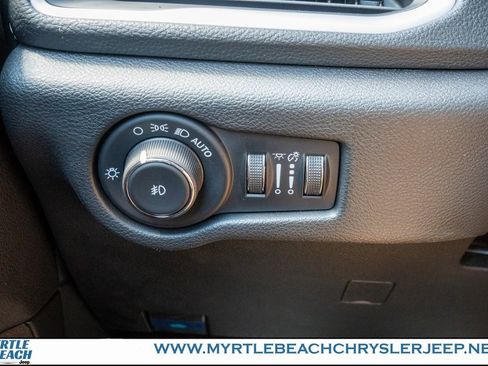 New 2025 Chrysler Pacifica Select w/ Uconnect Theater Family Group image 29