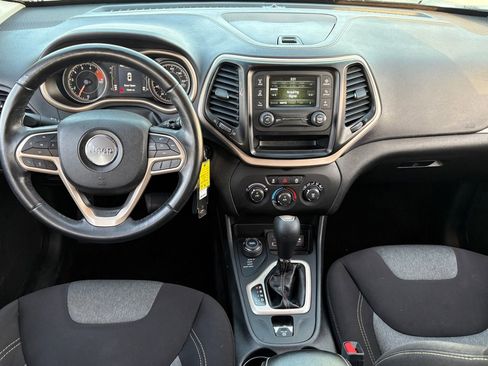 Used 2018 Jeep Cherokee Latitude w/ Altitude Package image 12