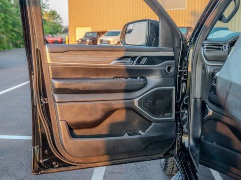 Used 2024 Jeep Wagoneer L Series II w/ Flexible Seating Group AWD/4WD image 14