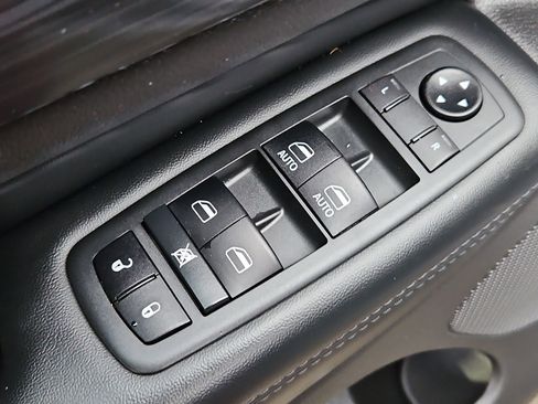 Used 2021 Jeep Grand Cherokee Laredo w/ Security & Convenience Group image 10