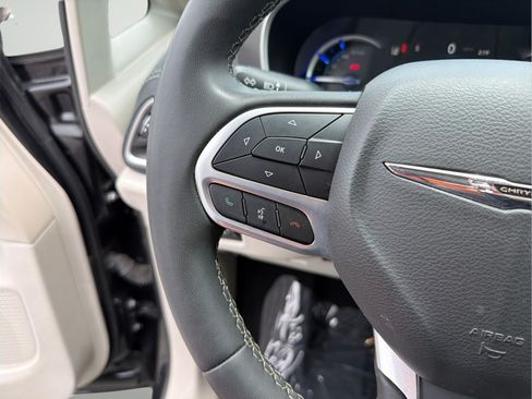 Used 2024 Chrysler Pacifica Limited FWD image 11