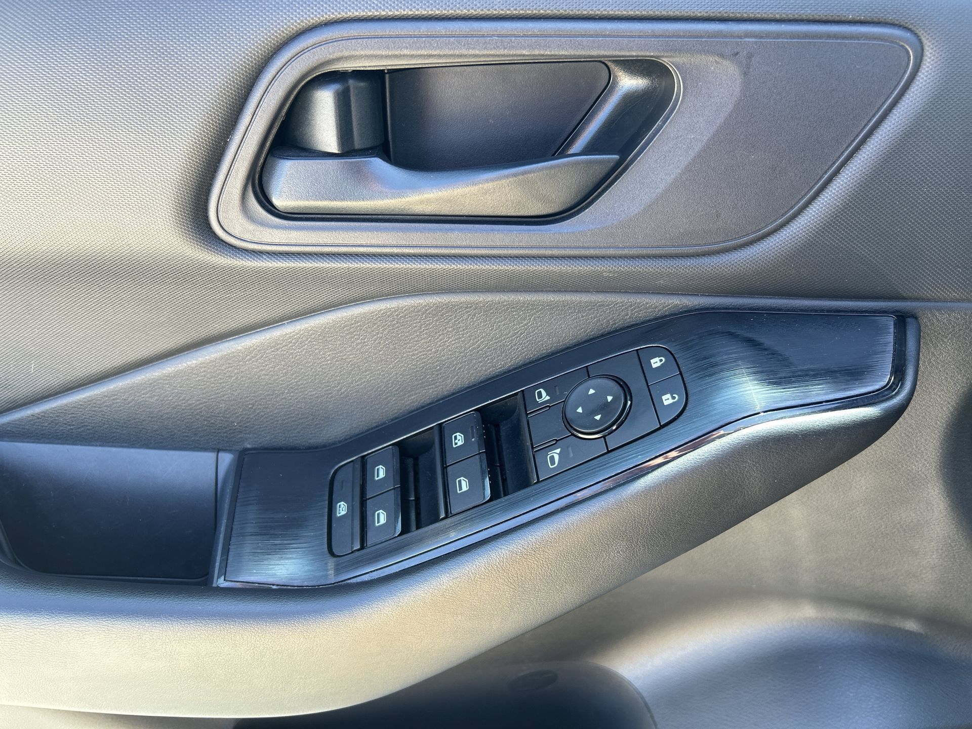 Used 2024 Nissan Rogue S AWD/4WD image 15