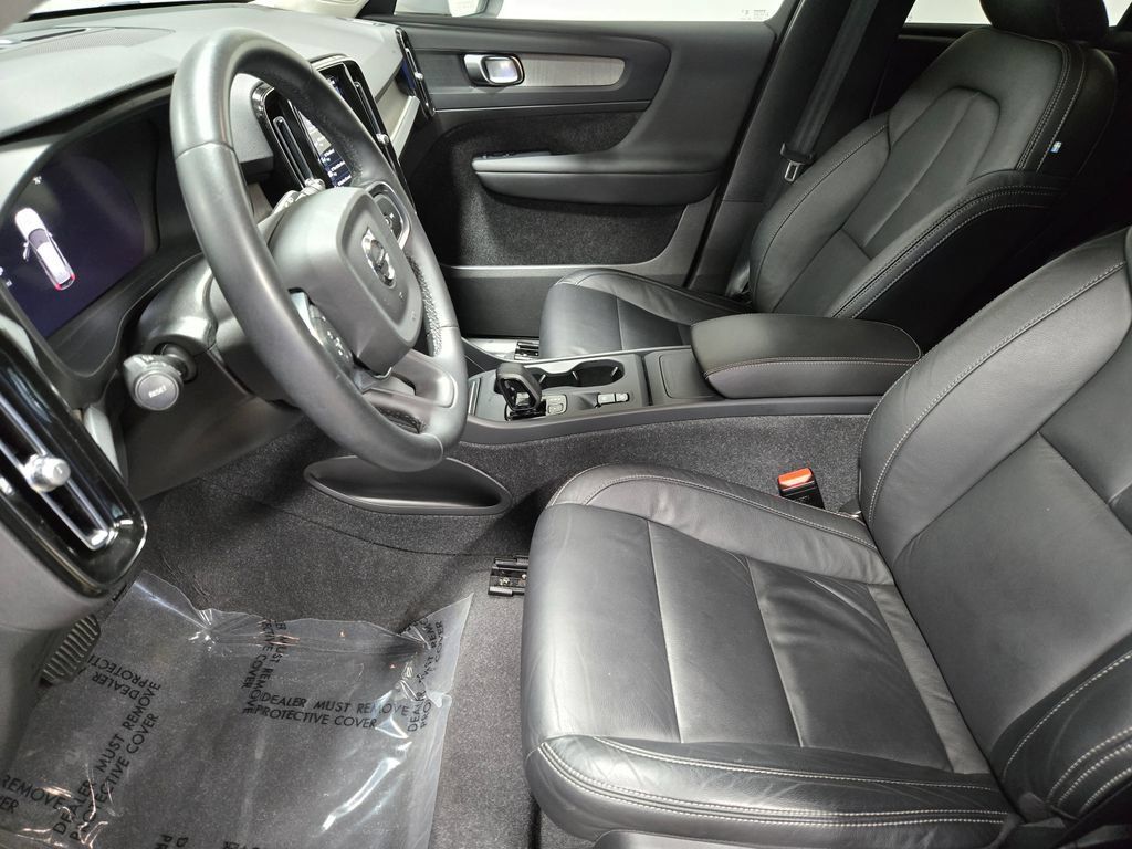 Used 2023 Volvo XC40 B5 Core w/ Climate Package AWD/4WD image 9