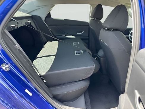 Used 2025 Hyundai Elantra SE w/ Cargo Package image 24